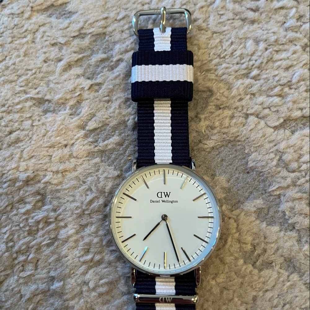 Daniel Wellington Classic Glasgow watch with silver face and white/navy strap